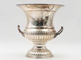 un vase ancien en métal argenté muni d'anses, sur fond blanc