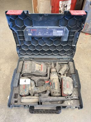 une boîte à outils contenant des outils, posée sur le sol