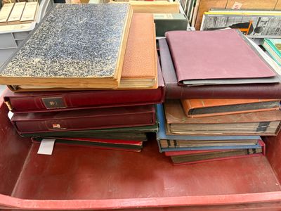 beaucoup de livres empilés les uns sur les autres