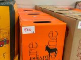 de nombreuses boîtes posées sur une étagère dans un magasin