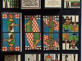 de nombreuses cartes exposées sur une table