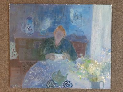 un tableau représentant une femme assise à une table devant un vase de fleurs