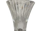 un vase en verre posé sur une surface blanche