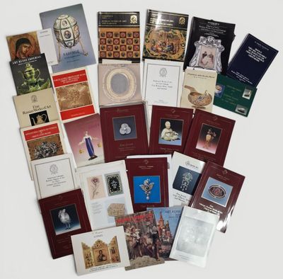 de nombreux ouvrages religieux de toutes sortes sur la table