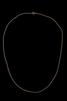 un collier à chaîne en or avec un pendentif en pierre blanche