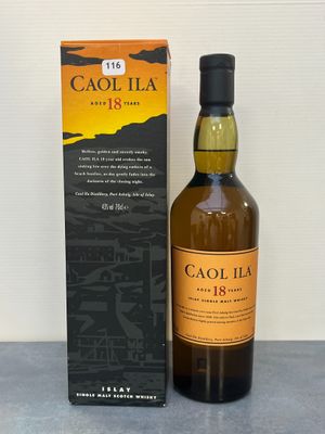 une photo montrant une bouteille de whisky posée à côté d'une boîte sur une table
