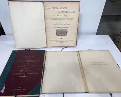 trois livres posés sur une table, l'un à côté de l'autre, sur le dessus d'une table