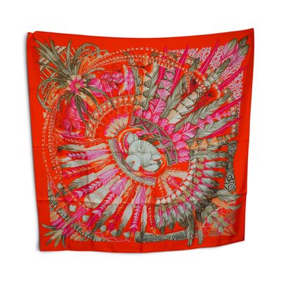 une écharpe orange ornée d'un motif de plumes