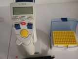 un thermomètre numérique posé sur un comptoir, à côté d'un stylo et d'une calculatrice