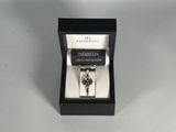 une photo d'une montre dans un coffret noir posé sur une table