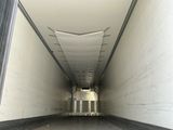 une image représentant un long tunnel avec une porte à l'intérieur