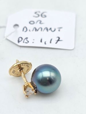 paire de boucles d'oreilles à clous en perle bleue et diamants, avec étiquette de prix