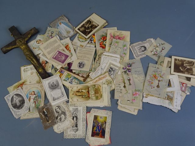 Lot d’images religieuses, un christ en cuivre,  croix religieuses...