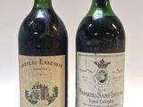 deux bouteilles de vin posées l'une à côté de l'autre sur une surface blanche