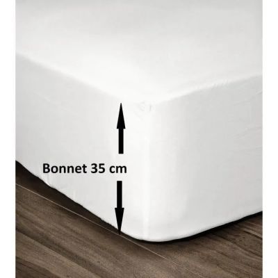 un gros plan sur le pied d'un lit recouvert d'un couvre-lit blanc