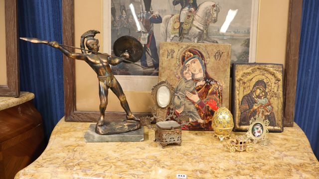 Lot comprenant 2 icones en plâtre et bois, Sujet « Gladiateur Gre...