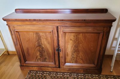 une armoire en bois surmontée d'un miroir