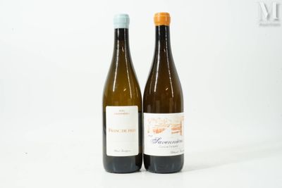deux bouteilles de vin posées l'une à côté de l'autre sur une table