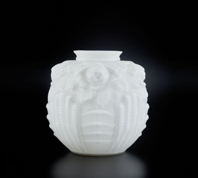 vase blanc sur fond noir, avec un fond noir et un reflet