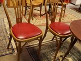 quatre chaises et une table dans une pièce