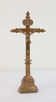 une croix en or surmontée d'une couronne