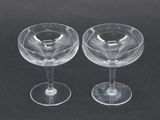 deux verres à vin transparents posés sur une table noire