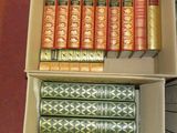 beaucoup de livres dans une boîte sur la table