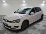 la volkswagen golf blanche est garée sur un carrelage à carreaux