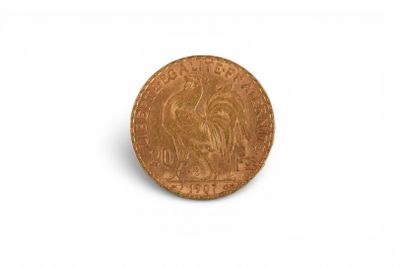 gros plan d'une pièce de monnaie sur une surface blanche