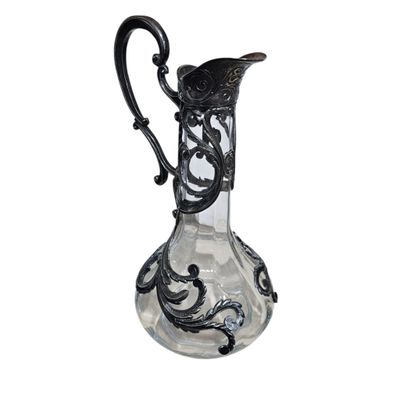un pichet en verre noir et blanc muni d'une anse noire