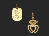 deux pendentifs en or avec des initiales et un cœur