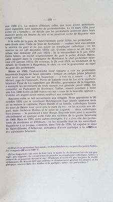 une vieille photographie en noir et blanc représentant un document posé sur une table