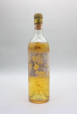 une image représentant une bouteille en verre contenant un liquide jaune