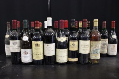 beaucoup de bouteilles de vin sur la table
