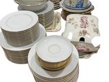 beaucoup d'assiettes et de bols empilés les uns sur les autres