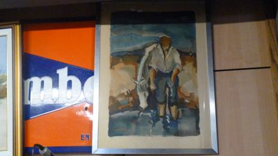 une photo d'un homme debout devant un tableau