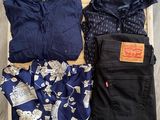 trois vêtements sont disposés sur une caisse en bois