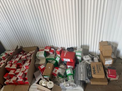 une pile de cartons remplis d'objets divers, posée par terre