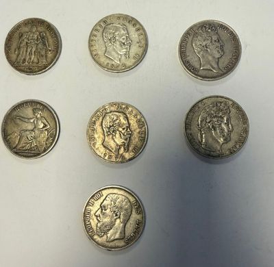 six types de pièces différents sont présentés sur une surface blanche