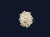 une bague à grappe de diamants, signée Cartier