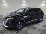 un SUV noir garé sur un sol à damier dans un showroom