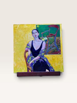 tableau représentant une femme assise sur une chaise devant un mur jaune