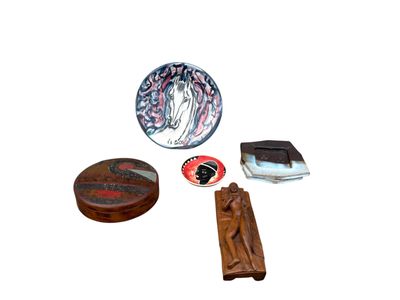 une assiette, un bol et d'autres objets posés sur une surface blanche