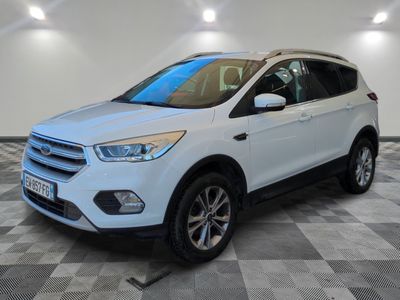 Une Ford Escape blanche est garée dans une pièce au sol à carreaux.