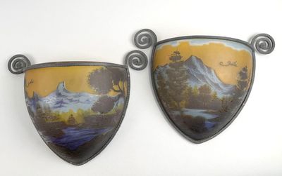 une paire de plaques murales représentant un paysage de montagne et une rivière
