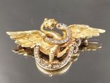 une broche en or sur laquelle sont représentés un serpent et un autre serpent
