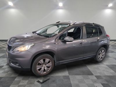 la photo d'une voiture grise garée dans un garage