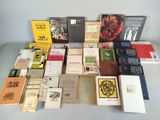 beaucoup de livres sur la table