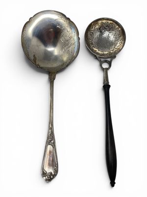 two spoons that are sitting next to each other
