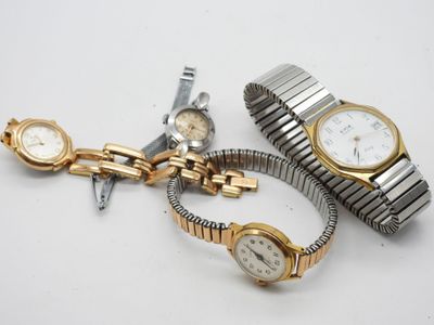 deux montres et une chaîne de montre posées sur une surface blanche